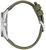 Herrenarmbanduhr seitlich mit grünem Textilarmband und silberner Schließe