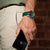 Montre radio-pilotée Festina au poignet avec cadran vert et bracelet en silicone vert