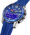Montre homme avec cadran bleu, index bâtons et bracelet en silicone bleu ; titane sur le bord