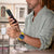 Bracelet de montre pour homme au poignet avec cadran bleu et bracelet en silicone jaune