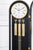 Partie inférieure d'une horloge de parquet avec gobelets de pendule dorés et boîtier noir