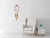 Horloge murale sur mur blanc : cadran floral avec pendule dorée