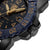 Montre homme en vue latérale : bracelet bleu, lunette moletée, affichage de la date et index luminescents.