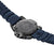 Vue arrière de la montre pour homme : bracelet bleu, boîtier distinctif avec gravure et attache de bracelet.