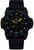 Montre homme avec bracelet en caoutchouc noir, cadran sombre, index luminescents jaune et bleu, et date.