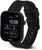 Montre connectée noire avec écran carré et bracelet en silicone à plusieurs trous, vue de face et de côté