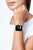 OPS ! Montre connectée au poignet, écran noir, bracelet blanc