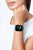 Montre connectée au poignet avec bracelet en silicone turquoise, écran affichant l'heure 10:09.