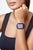 Montre connectée unisexe au poignet avec bracelet en maille violette et écran carré OPS!