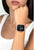 Montre connectée unisexe au poignet avec bracelet en maille d'acier inoxydable argenté et écran noir