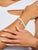 Bracelet en perles avec perles d'eau douce blanches et breloque avec pierre rose au poignet