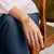 Pendentif breloque sur bracelet au poignet, doré et argenté