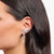Langer Earclimber mit steinbesetztem Earcuff am Ohr, silberfarben, klare Steine