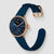 Montre connectée hybride : cadran bleu, boîtier or rose, bracelet en silicone bleu foncé