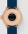 Fond de smartwatch hybride avec capteur, boîtier plaqué or rose, bracelet en silicone bleu foncé