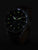 Bracelet de montre pour homme avec cadran sombre, index luminescents, boîtier et bracelet en métal