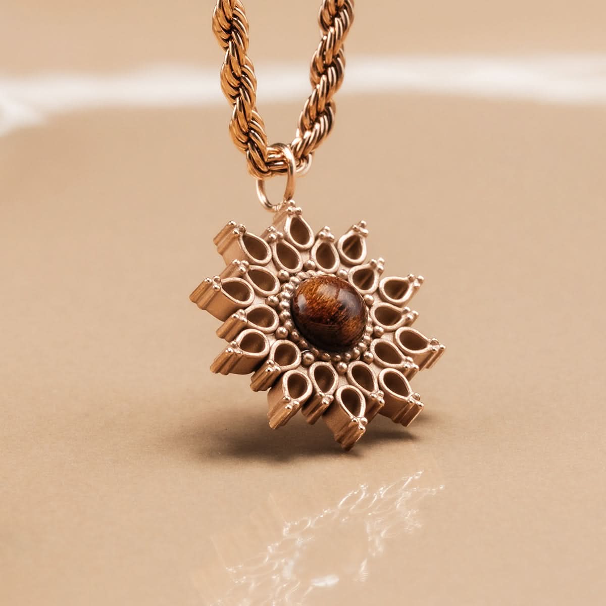 Collier avec chaîne en or rose et pendentif soleil en bois de noyer, en forme d'étoile