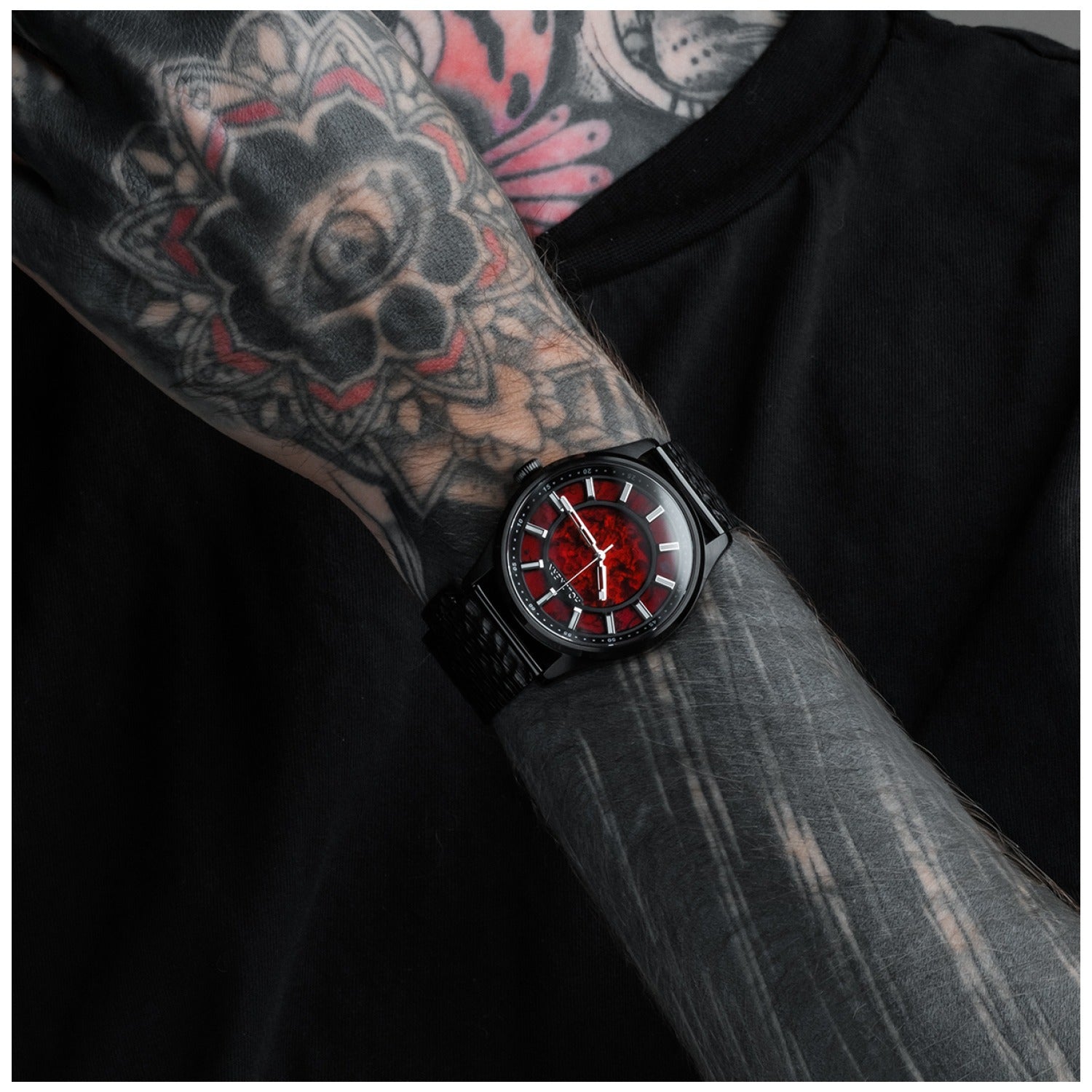 Holzkern Herrenarmbanduhr am Handgelenk mit schwarzem Armband und rotem Zifferblatt
