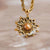 Pendentif soleil sur collier doré avec pierre marron dans un sertissage filigrane