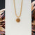 Collier avec chaîne dorée et pendentif soleil avec cabochon marron
