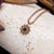 Collier avec pendentif soleil en cabochon de bois sombre sur chaîne torsadée en or rose