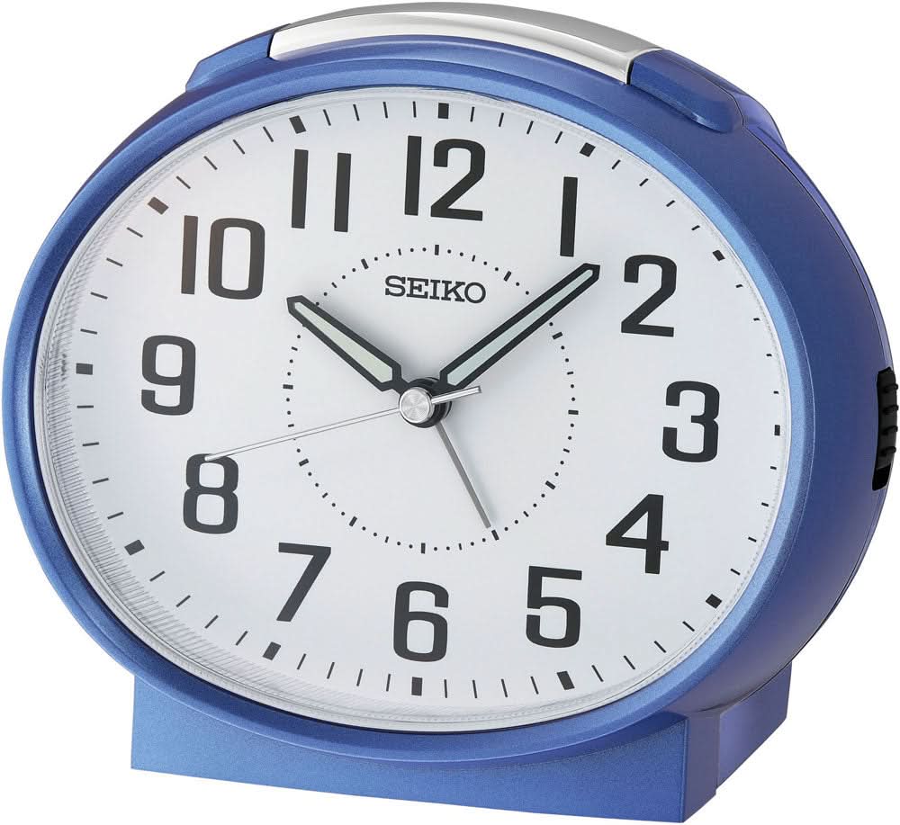 Blauer Kunststoff-Analogwecker mit weißem Zifferblatt, schwarzen Zeigern und SEIKO