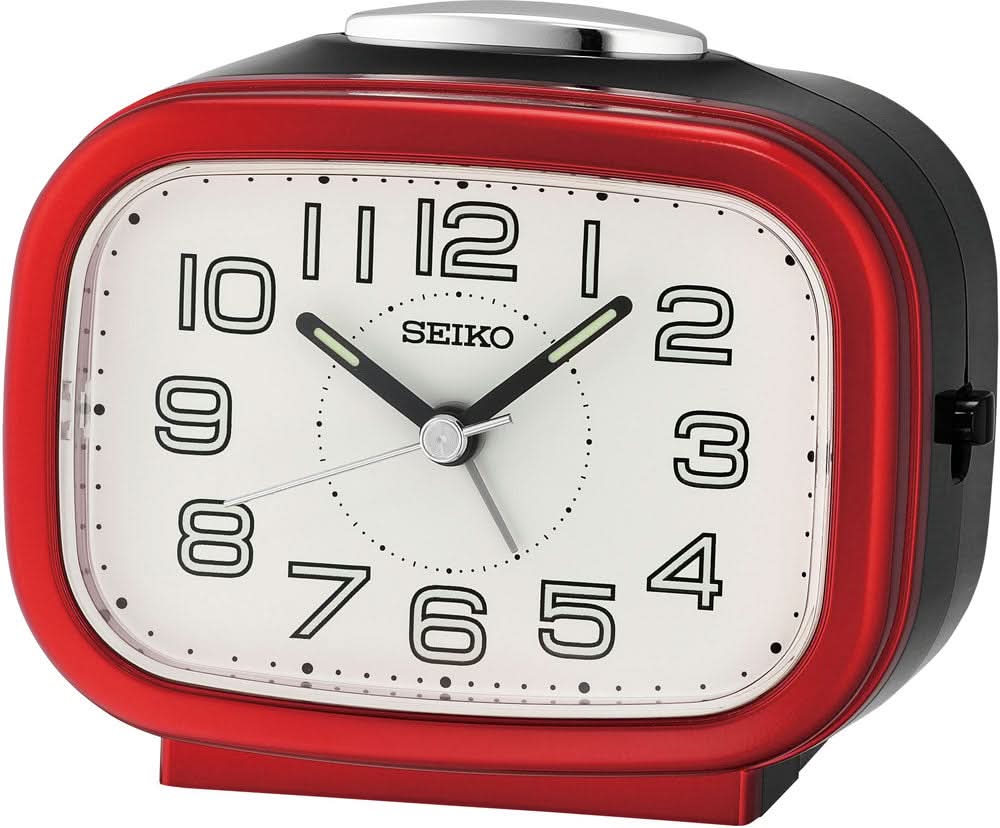 Réveil analogique Seiko avec cadran blanc, aiguilles noires et boîtier rouge.