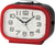 Réveil analogique Seiko avec cadran blanc, aiguilles noires et boîtier rouge.