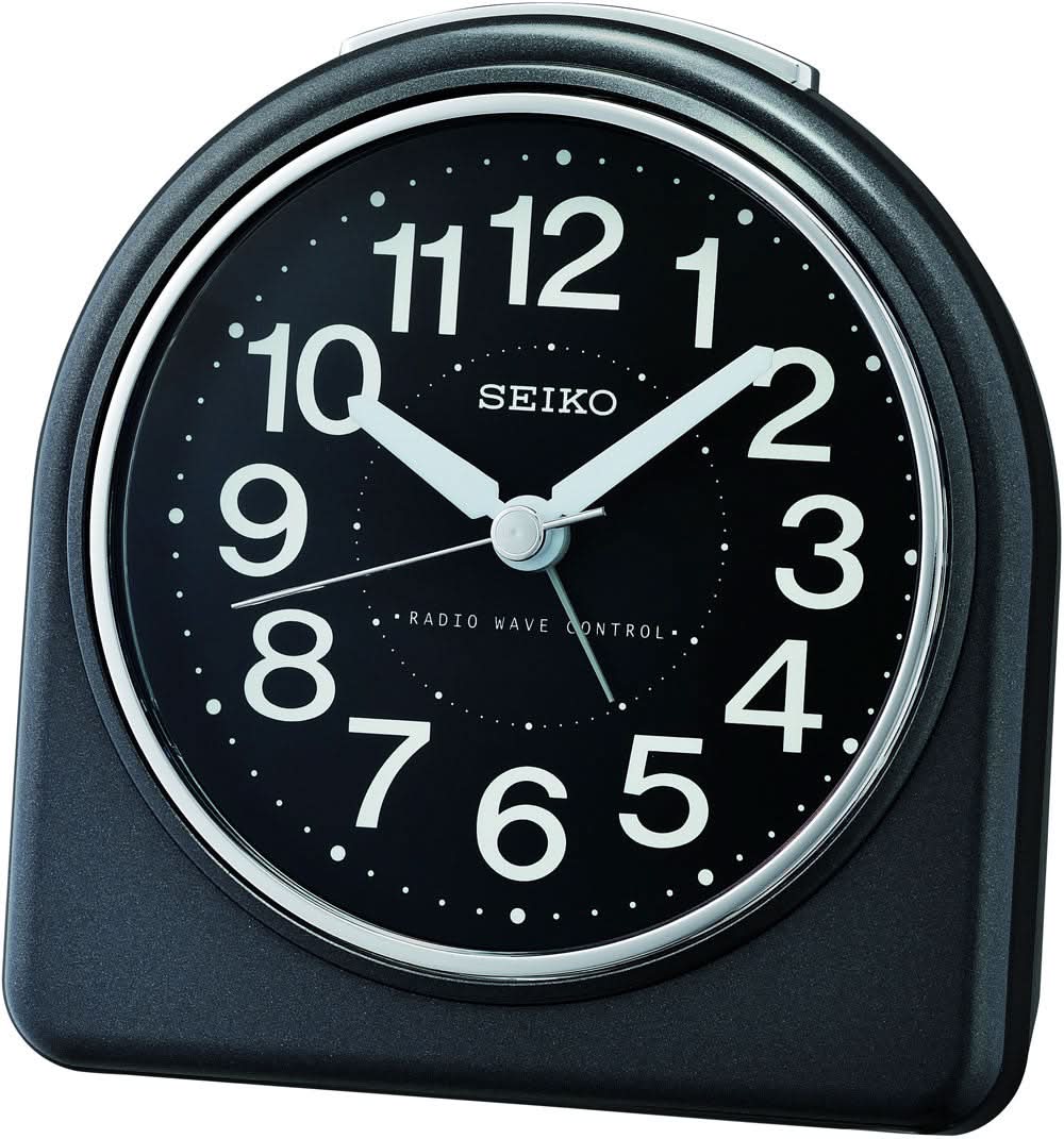 Montre radio-pilotée analogique avec cadran noir et grands chiffres arabes, bordure argentée