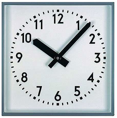Quadratische Wanduhr mit Metallrahmen, weißem Zifferblatt und schwarzen Zeigern