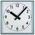 Quadratische Wanduhr mit Metallrahmen, weißem Zifferblatt und schwarzen Zeigern