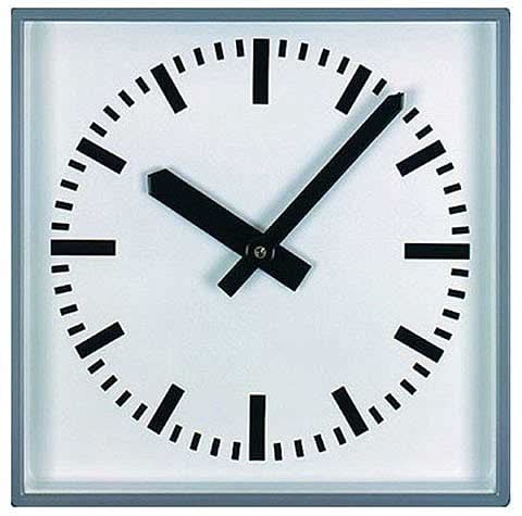 Wanduhr mit quadratischem Edelstahlrahmen, weißem Zifferblatt und schwarzen Zeigern