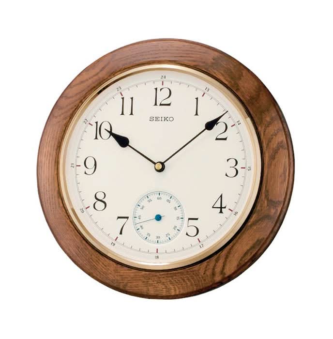 Horloge murale ronde en bois avec cadran blanc, aiguilles noires et sous-cadran pour secondes