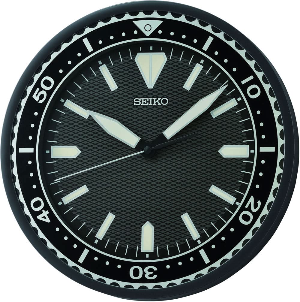 Wanduhr mit schwarzem Zifferblatt, weißen Markierungen und SEIKO-Logo, silbernen Zeigern
