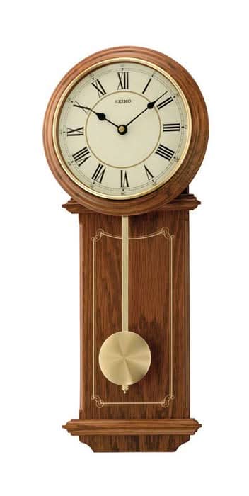 Horloge murale en bois avec pendule, chiffres romains et cadran de couleur crème