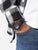Herren-Digitaluhr am Handgelenk mit schwarzem Armband und rotem Lünette-Detail
