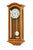 Horloge murale dans un boîtier massif en bois avec façade en verre et balancier ; affichage rond du cadran