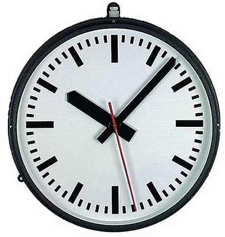 Horloge murale ronde avec cadre noir, cadran blanc et aiguilles noires