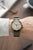 Sternglas Naos Automatik-Armbanduhr am Handgelenk, grünes Textilband, weißes Zifferblatt