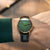 Sternglas Solar-Armbanduhr mit grünem Zifferblatt am dunklen Lederarmband