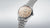SEIKO Presage Herrenuhr mit beigem Zifferblatt, Stahlarmband; Krone und Gehäuseseite sichtbar