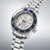 Herrenarmbanduhr mit weißem Zifferblatt, blauer Lünette und sichtbarer Krone