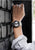Seiko Astron GPS-Solar Chronograph-Armbanduhr am Handgelenk, schwarzes Zifferblatt