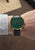Sternglas Chronograph am Handgelenk mit grünem Zifferblatt, schwarzem Lederband
