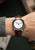 Sternglas Herren-Armbanduhr am Handgelenk, braunes Lederband, weißes Zifferblatt