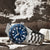 Seiko Prospex Herrenuhr seitlich: blaues Zifferblatt, Edelstahlarmband, drehbare Lünette
