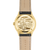 Rückseite der Damen-Armbanduhr mit Gravur am goldfarbenen Gehäuse und beigem Lederband