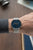 Herrenuhr am Handgelenk mit blauem Zifferblatt und silbernem Metallarmband
