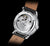 Mechanische Armbanduhr mit offenem Gehäuse, sichtbarem Uhrwerk und braunem Lederband