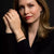 Bracelet Rebel&Rose plaqué or au poignet avec des perles rondes en acier inoxydable